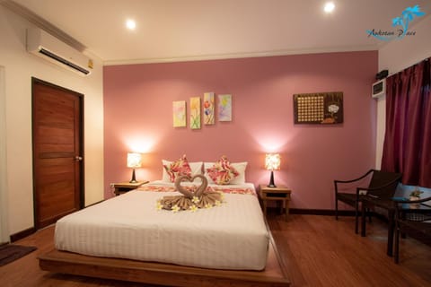 Bed, Other, Photo of the whole room, Decorative detail