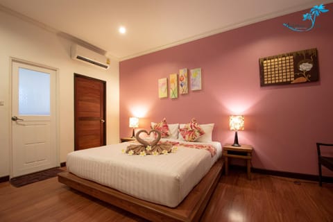 Bed, Photo of the whole room, Decorative detail, air conditioner