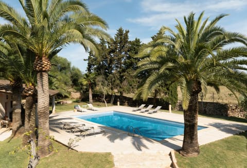 Property building, Garden, Swimming pool, sunbed