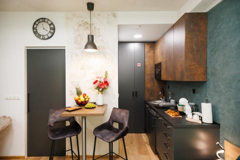 Kitchen or kitchenette, Seating area