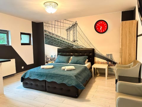 Seating area, Bedroom, towels