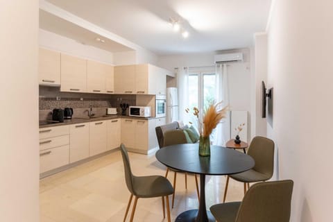 Coffee/tea facilities, Kitchen or kitchenette, Living room, Seating area, Dining area, oven, toaster