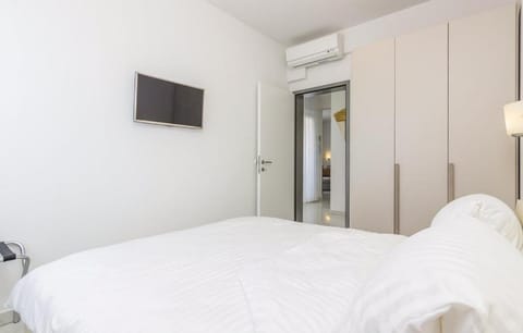 Bed, TV and multimedia, Bedroom, wardrobe, air conditioner