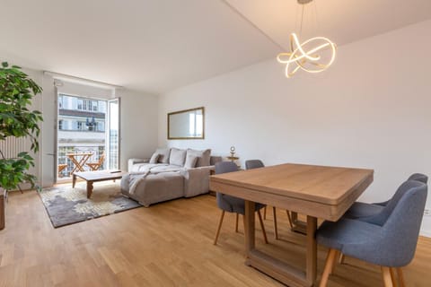 Bed, Living room, Seating area, Dining area