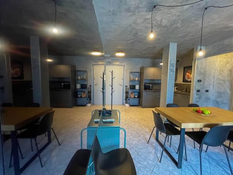 Communal lounge/ TV room, TV and multimedia, Kitchen or kitchenette, Living room, Seating area, Dining area