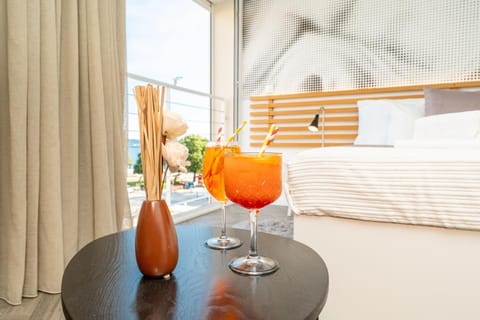 Bed, Food and drinks, Photo of the whole room, Bedroom, Drinks