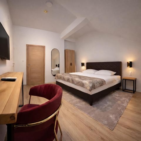 Bed, TV and multimedia, air conditioner