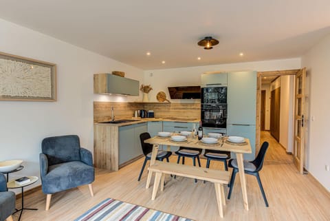 Kitchen or kitchenette, Seating area, Dining area, oven, stove