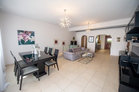 GRAND HAYAT VILLA Santorini Villa in Mesaria