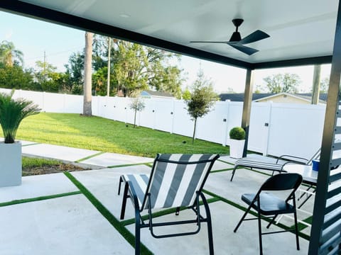 Brand New Tampa Oasis with Private Jacuzzi Retreat House in Lutz