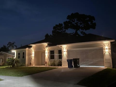 Brand New Tampa Oasis with Private Jacuzzi Retreat House in Lutz