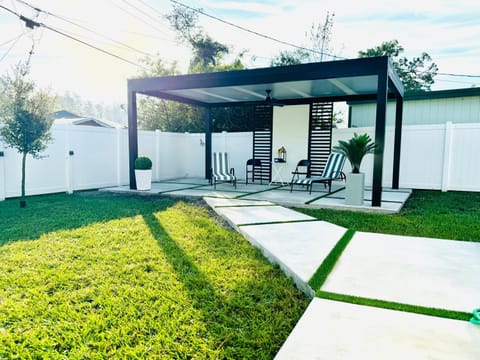 Brand New Tampa Oasis with Private Jacuzzi Retreat House in Lutz