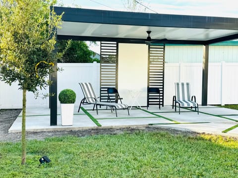 Brand New Tampa Oasis with Private Jacuzzi Retreat House in Lutz