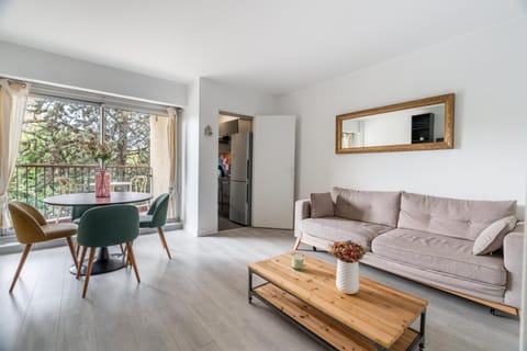 TV and multimedia, Kitchen or kitchenette, Living room, Seating area, Dining area