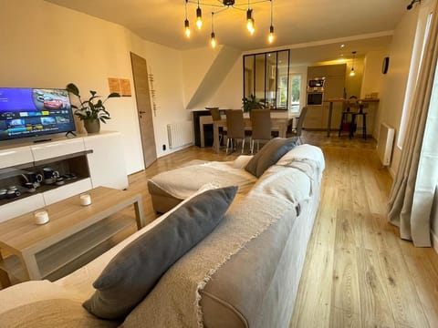 Comfort and Quiet Getaway by the Eure Apartment in Dreux