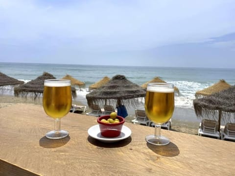 Large 4 Beds Cozy Villa 700 m Walk Las Cañas Beach Villa in Marbella