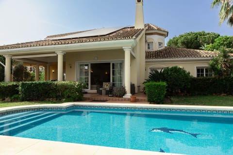 Property building, Day, Pool view, Swimming pool