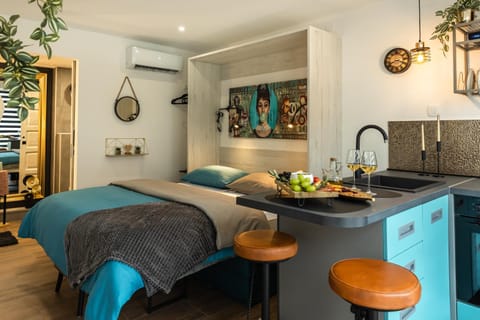 Bed, Kitchen or kitchenette, Food and drinks, Bedroom