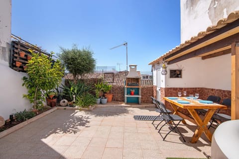 Property building, Balcony/Terrace, Living room