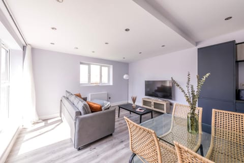 Communal lounge/ TV room, TV and multimedia, Living room, Seating area, Evening entertainment