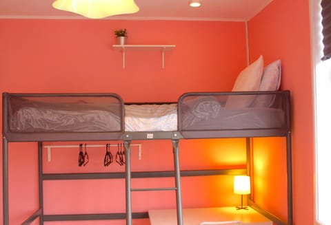 Bedroom, bunk bed