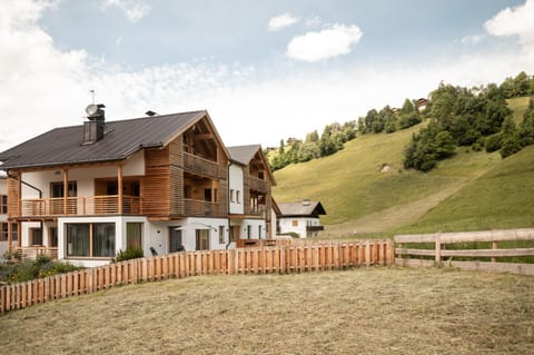 Property building, Facade/entrance, Day, Natural landscape, Summer, Garden, Garden, View (from property/room), Balcony/Terrace, Garden view, Mountain view, Area and facilities, Location, soundproof