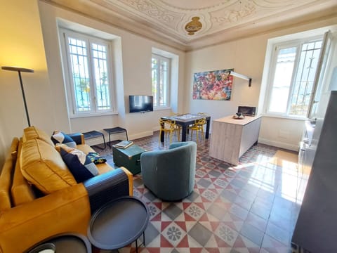 TV and multimedia, Living room, Seating area, Dining area