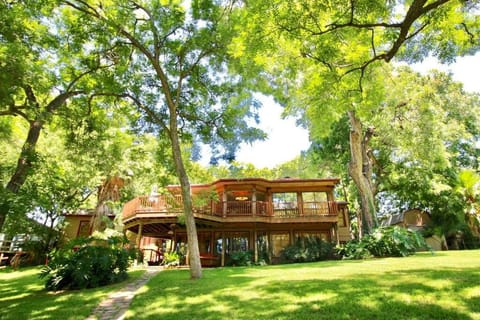 The River Haven - Sleeps 32 - on Guadalupe River House in McQueeney