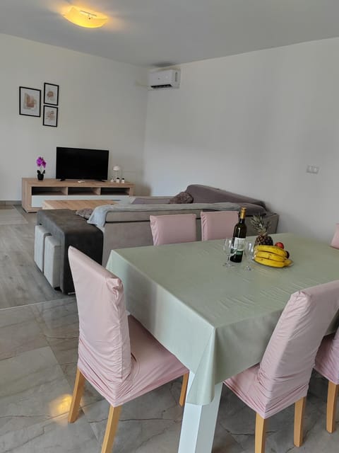 Living room, Dining area
