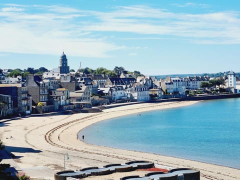 Neighbourhood, Beach