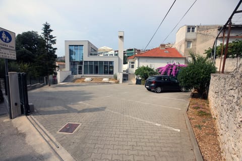 Property building, Day, Neighbourhood, Garden, Street view, Location, Parking