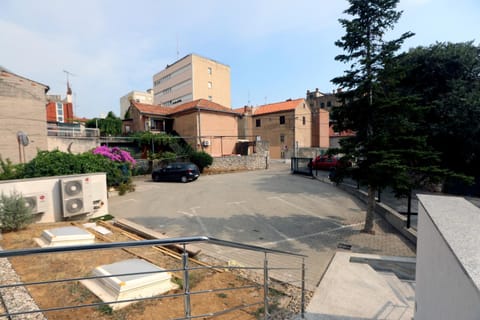 Property building, Day, Neighbourhood, Street view, Parking