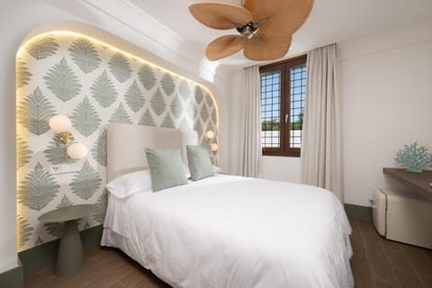 Bed, TV and multimedia, Bedroom