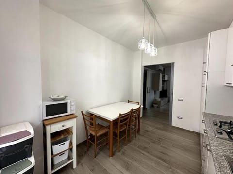 Kitchen or kitchenette, Dining area, stove
