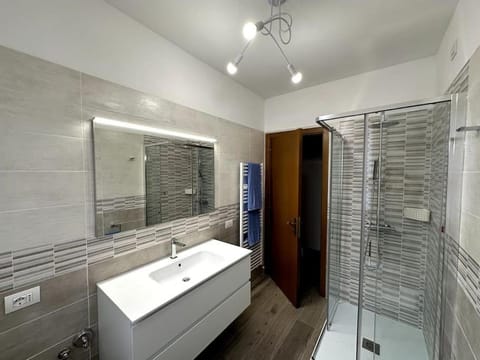 Shower, Bathroom, towels