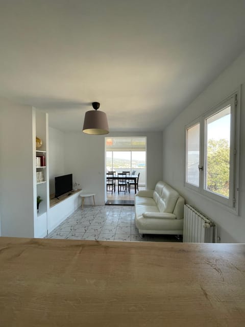 Haut de villa avec vue mer et terrasse Apartment in La Ciotat