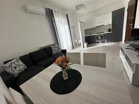 TV and multimedia, Kitchen or kitchenette, Living room, Seating area, Dining area, air conditioner