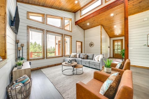 Luxe Broken Bow Home with Hot Tub and Fire Pit! House in Broken Bow