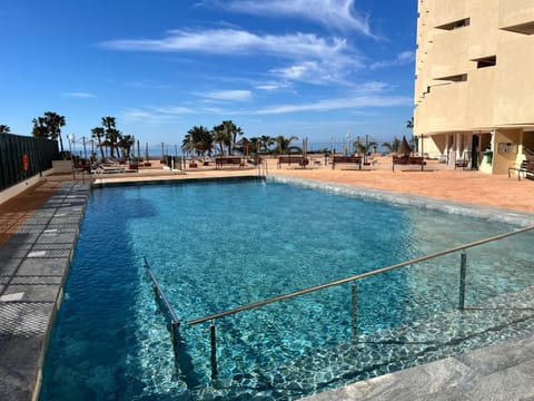Day, Swimming pool