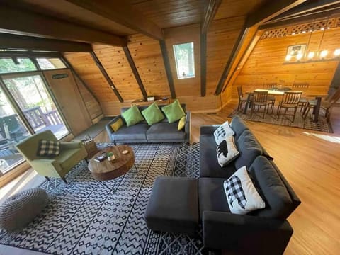 Cozy Chalet - Hot Tub with Meadow Views - Family & Pets, Fire Pit & BBQ Chalet in Arnold