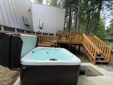 Cozy Chalet - Hot Tub with Meadow Views - Family & Pets, Fire Pit & BBQ Chalet in Arnold