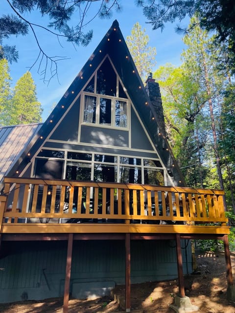 Cozy Chalet - Hot Tub with Meadow Views - Family & Pets, Fire Pit & BBQ Chalet in Arnold