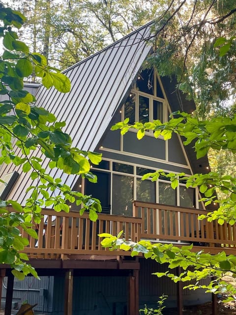 Cozy Chalet - Hot Tub with Meadow Views - Family & Pets, Fire Pit & BBQ Chalet in Arnold