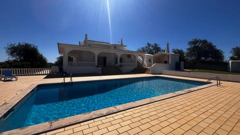 Property building, Day, Pool view, Swimming pool, sunbed