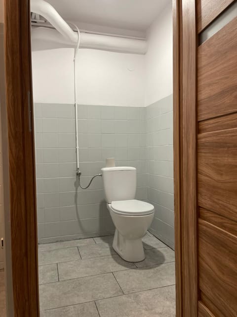 Kwatera przed remontem BEZ zlewu w części kuchennej łazienka PRZED REMONTEM Vacation rental in Pomeranian Voivodeship