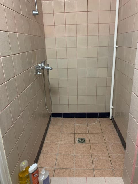 Kwatera przed remontem BEZ zlewu w części kuchennej łazienka PRZED REMONTEM Vacation rental in Pomeranian Voivodeship