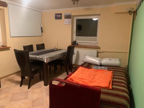 Kwatera przed remontem BEZ zlewu w części kuchennej łazienka PRZED REMONTEM Vacation rental in Pomeranian Voivodeship