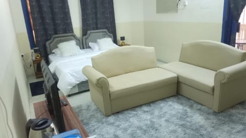Bed, TV and multimedia, Photo of the whole room, Seating area, Bedroom, air conditioner