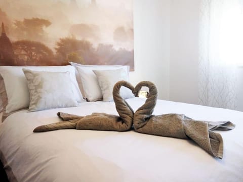 Bed, Bedroom, towels