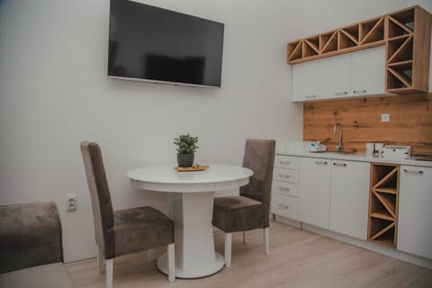 TV and multimedia, Kitchen or kitchenette, Dining area, stove